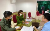 [Ảnh] Công an quận Thanh Xuân đến tận nhà cấp căn cước gắn chíp cho nhân dân
