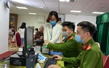 [Ảnh] Công an quận Thanh Xuân đến tận nhà cấp căn cước gắn chíp cho nhân dân