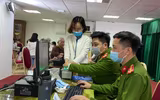 [Ảnh] Công an quận Thanh Xuân đến tận nhà cấp căn cước gắn chíp cho nhân dân
