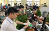 [Ảnh] Công an huyện Thạch Thất ngày đêm không ngơi nghỉ cấp căn cước gắn chíp cho nhân dân