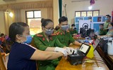 [Ảnh] Công an huyện Thạch Thất ngày đêm không ngơi nghỉ cấp căn cước gắn chíp cho nhân dân