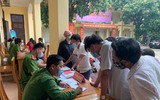 [Ảnh] Công an huyện Thạch Thất ngày đêm không ngơi nghỉ cấp căn cước gắn chíp cho nhân dân