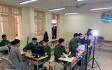 [Ảnh] Cán bộ chiến sỹ tận tình hỗ trợ, cấp căn cước gắn chíp cho học sinh