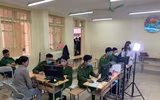 [Ảnh] Cán bộ chiến sỹ tận tình hỗ trợ, cấp căn cước gắn chíp cho học sinh