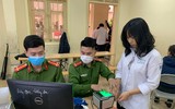 [Ảnh] Cán bộ chiến sỹ tận tình hỗ trợ, cấp căn cước gắn chíp cho học sinh