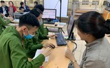 [Ảnh] Cán bộ chiến sỹ tận tình hỗ trợ, cấp căn cước gắn chíp cho học sinh