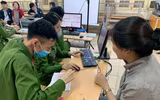 [Ảnh] Cán bộ chiến sỹ tận tình hỗ trợ, cấp căn cước gắn chíp cho học sinh