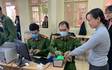 [Ảnh] Cán bộ chiến sỹ tận tình hỗ trợ, cấp căn cước gắn chíp cho học sinh