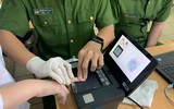[Ảnh] Cán bộ chiến sỹ tận tình hỗ trợ, cấp căn cước gắn chíp cho học sinh