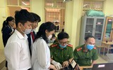 [Ảnh] Cán bộ chiến sỹ tận tình hỗ trợ, cấp căn cước gắn chíp cho học sinh
