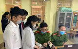 [Ảnh] Cán bộ chiến sỹ tận tình hỗ trợ, cấp căn cước gắn chíp cho học sinh
