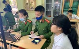 [Ảnh] Cán bộ chiến sỹ tận tình hỗ trợ, cấp căn cước gắn chíp cho học sinh