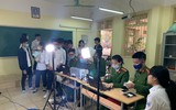 [Ảnh] Cán bộ chiến sỹ tận tình hỗ trợ, cấp căn cước gắn chíp cho học sinh