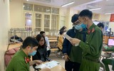 [Ảnh] Cán bộ chiến sỹ tận tình hỗ trợ, cấp căn cước gắn chíp cho học sinh