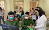 [Ảnh] Cán bộ chiến sỹ tận tình hỗ trợ, cấp căn cước gắn chíp cho học sinh