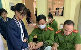 [Ảnh] Cán bộ chiến sỹ tận tình hỗ trợ, cấp căn cước gắn chíp cho học sinh