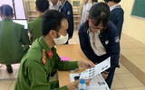 [Ảnh] Cán bộ chiến sỹ tận tình hỗ trợ, cấp căn cước gắn chíp cho học sinh