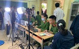 [Ảnh] Cán bộ chiến sỹ tận tình hỗ trợ, cấp căn cước gắn chíp cho học sinh