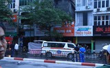 [Ảnh] Lực lượng cứu hộ xuyên đêm tìm nạn nhân mất tích trong đám cháy ở Tôn Đức Thắng
