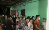 [Ảnh] Cận cảnh quá trình đột kích quán hát cho nhau nghe, bắt quả tang 13 đối tượng 'bay lắc'