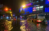 [Ảnh] Hà Nội nhiều tuyến đường ngập sâu, hàng loạt phương tiện mắc kẹt