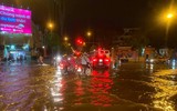[Ảnh] Hà Nội nhiều tuyến đường ngập sâu, hàng loạt phương tiện mắc kẹt