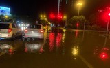 [Ảnh] Hà Nội nhiều tuyến đường ngập sâu, hàng loạt phương tiện mắc kẹt