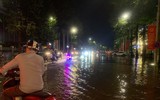 [Ảnh] Hà Nội nhiều tuyến đường ngập sâu, hàng loạt phương tiện mắc kẹt