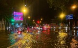 [Ảnh] Hà Nội nhiều tuyến đường ngập sâu, hàng loạt phương tiện mắc kẹt