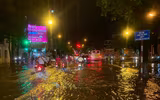 [Ảnh] Hà Nội nhiều tuyến đường ngập sâu, hàng loạt phương tiện mắc kẹt