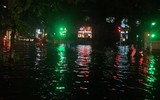 [Ảnh] Hà Nội nhiều tuyến đường ngập sâu, hàng loạt phương tiện mắc kẹt