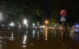 [Ảnh] Hà Nội nhiều tuyến đường ngập sâu, hàng loạt phương tiện mắc kẹt