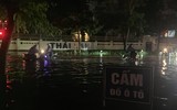 [Ảnh] Hà Nội nhiều tuyến đường ngập sâu, hàng loạt phương tiện mắc kẹt