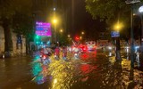 [Ảnh] Hà Nội nhiều tuyến đường ngập sâu, hàng loạt phương tiện mắc kẹt