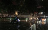 [Ảnh] Hà Nội nhiều tuyến đường ngập sâu, hàng loạt phương tiện mắc kẹt