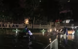 [Ảnh] Hà Nội nhiều tuyến đường ngập sâu, hàng loạt phương tiện mắc kẹt