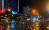 [Ảnh] Hà Nội nhiều tuyến đường ngập sâu, hàng loạt phương tiện mắc kẹt