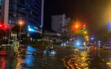 [Ảnh] Hà Nội nhiều tuyến đường ngập sâu, hàng loạt phương tiện mắc kẹt