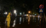 [Ảnh] Hà Nội nhiều tuyến đường ngập sâu, hàng loạt phương tiện mắc kẹt