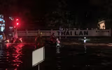 [Ảnh] Hà Nội nhiều tuyến đường ngập sâu, hàng loạt phương tiện mắc kẹt