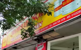 [Ảnh] Công an cơ sở tuyên truyền nhắc nhở đóng cửa quán bia 