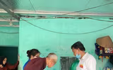 [Ảnh] Hòm phiếu phụ đến tận nhà, để cử tri bỏ phiếu chọn người tài đức
