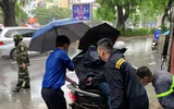 [Ảnh] Xúc động hình ảnh nhường áo mưa, ô cho các thí sinh trong cơn mưa lớn