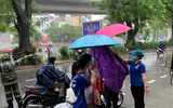 [Ảnh] Xúc động hình ảnh nhường áo mưa, ô cho các thí sinh trong cơn mưa lớn