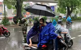 [Ảnh] Xúc động hình ảnh nhường áo mưa, ô cho các thí sinh trong cơn mưa lớn