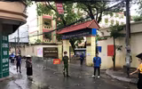 [Ảnh] Xúc động hình ảnh nhường áo mưa, ô cho các thí sinh trong cơn mưa lớn
