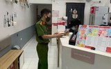[Ảnh] Công an quận Đống Đa tuyên truyền, vận động nhân dân thực hiện Công điện 14