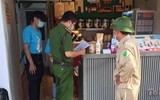 [Ảnh] Công an quận Đống Đa tuyên truyền, vận động nhân dân thực hiện Công điện 14