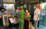 [Ảnh] Công an quận Đống Đa tuyên truyền, vận động nhân dân thực hiện Công điện 14