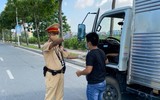 [Ảnh] Lực lượng chức năng siết chặt phòng chống dịch Covid-19 tại các cửa ngõ của Thủ đô